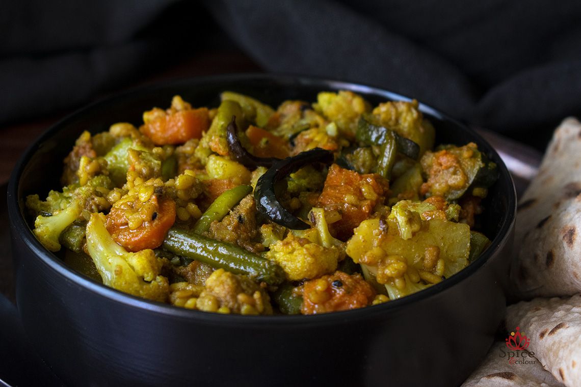 Menestra de verduras al estilo bengalí (receta tradicional vegetariana de la India)