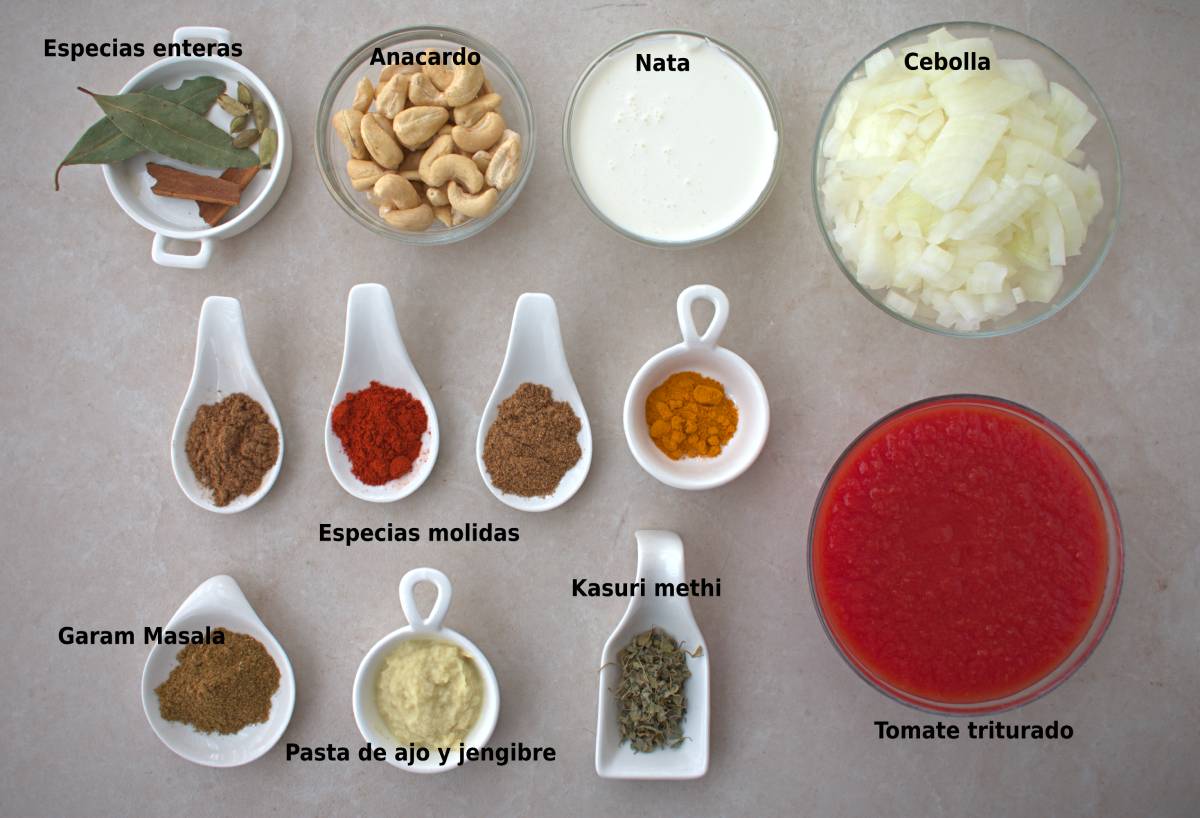 Ingredientes butter chicken: anacardo, kasuri methi, garam masala, especias básicas, tomate, nata
